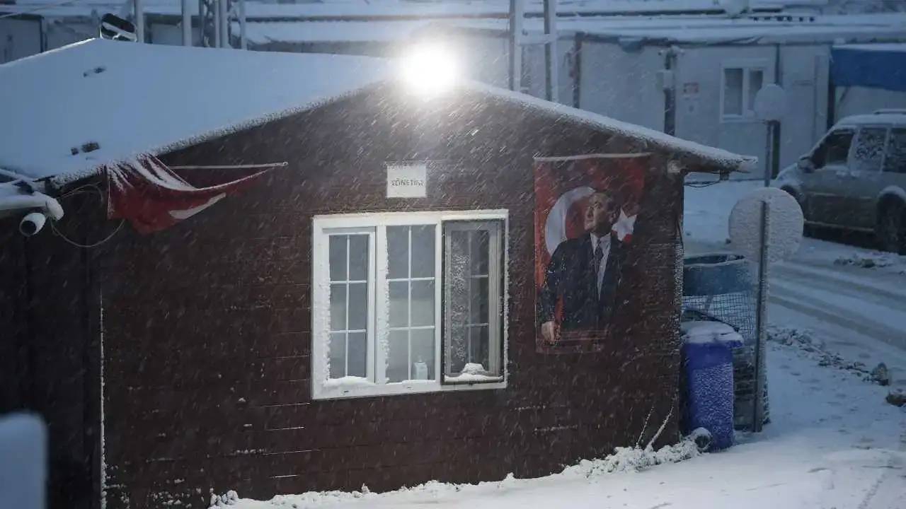 Hatay’a Yıllar Sonra Kar Sürprizi: 10 İlçede Okullar Tatil! 1